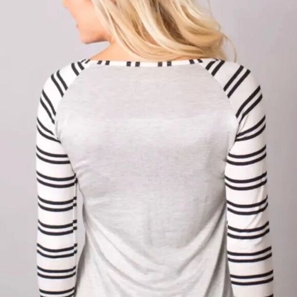 🎅 “It’s Beginning to Look a Lot Like Christmas” Top 🎅 - Picture 5 of 10